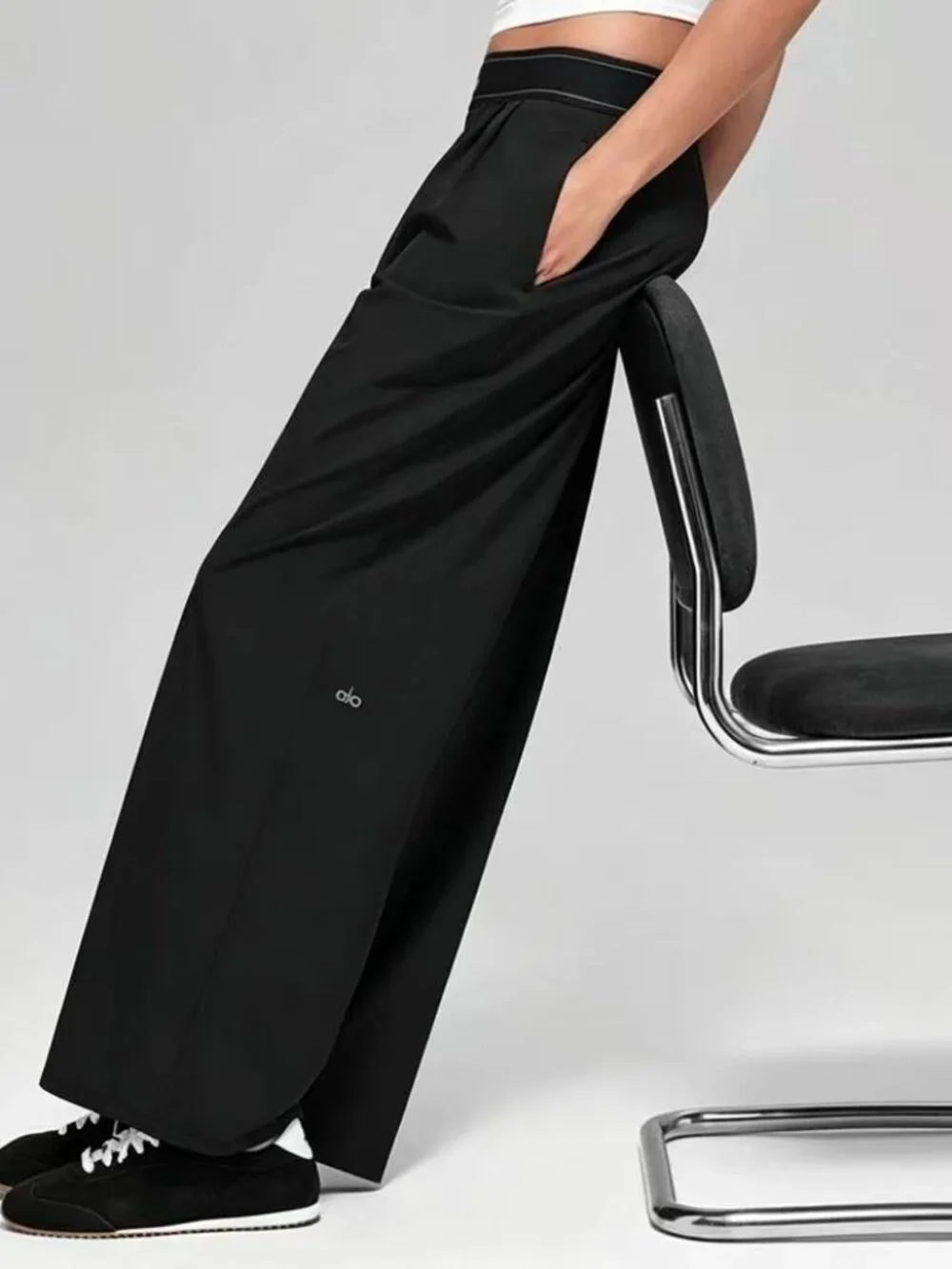 NWT 😘😀 ALO Yoga Black Suit Up Pants ( Regular ) 30-inch inner seam